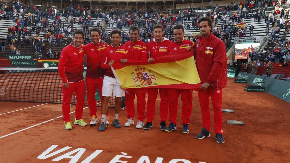 El equipo español de Copa Davis, con Ferrer y Bruguera, en su última visita a València