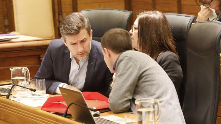 José María Pérez charla con César González esta mañana en el Pleno