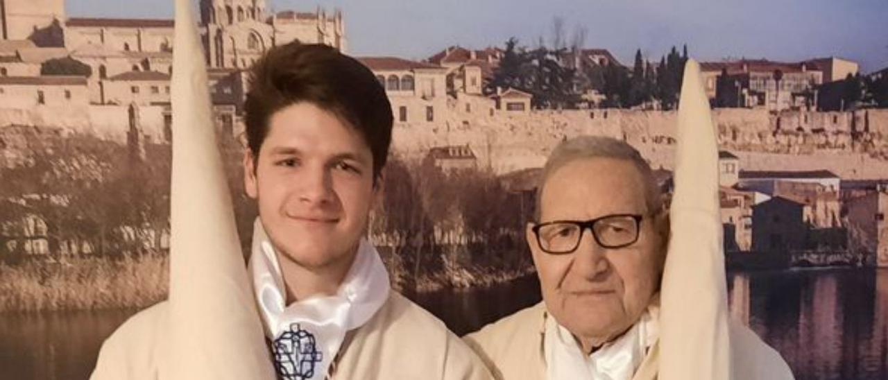 Domingo García junto a su nieto, con la túnica de la Penitente Hermandad de Jesús Yacente