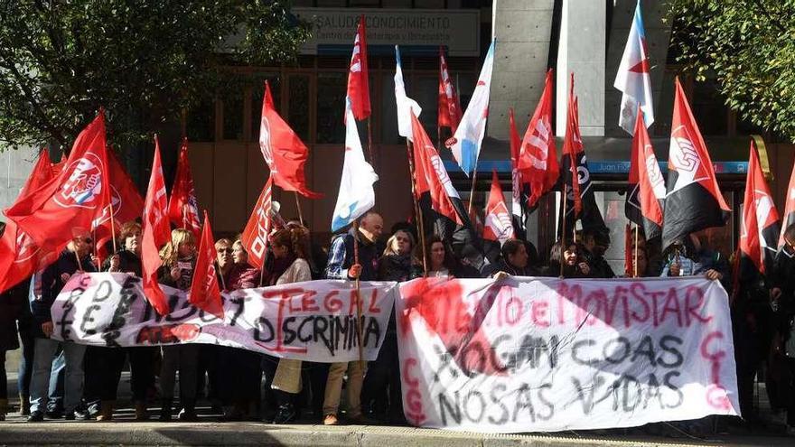 Concentración de trabajadores de Atento en A Coruña, en noviembre, contra la modificación de la jornada.