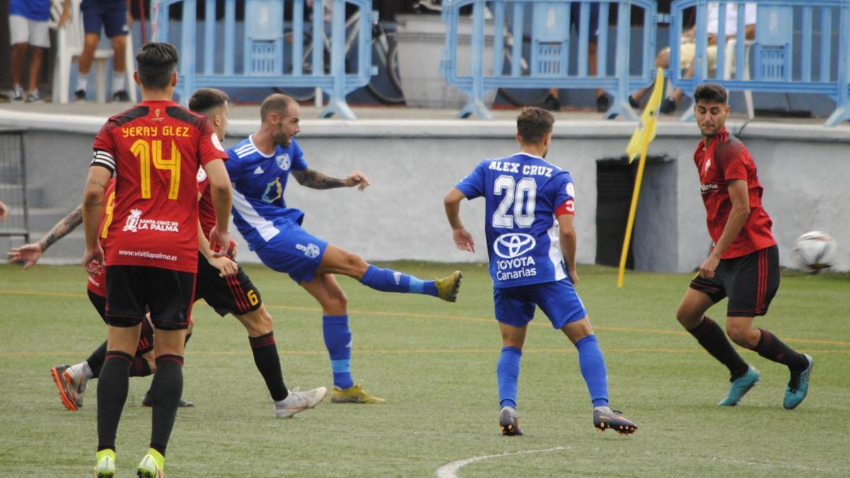 Ruimán, delantero del San Fernando, dispara a puerta en el partido contra el Mensajero esta temporada. | | LP/DLP