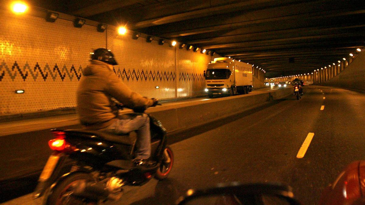 Un motorista circulando por el túnel de Beiramar de Vigo.