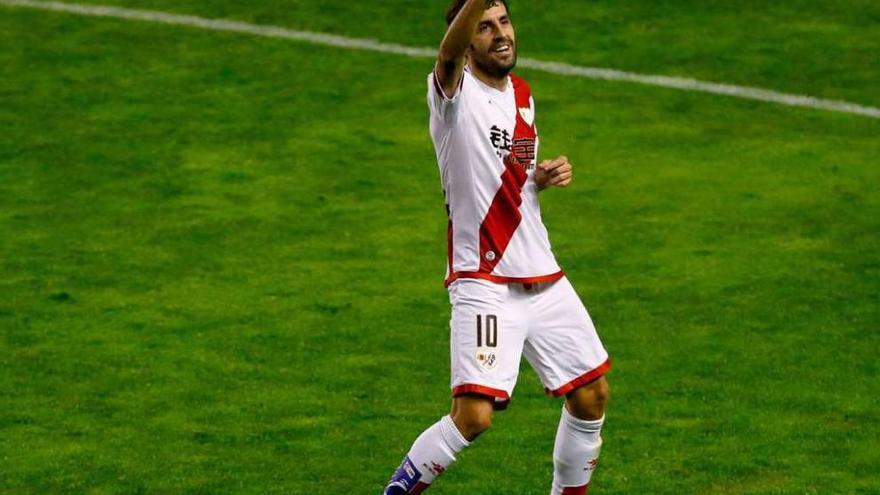 Trashorras festeja el primer gol del Rayo Vallecano. // Efe