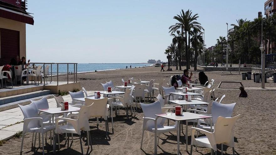 Vista de la terraza de un chiringuito costasoleño, con varias mesas instaladas sobre la arena de la playa.