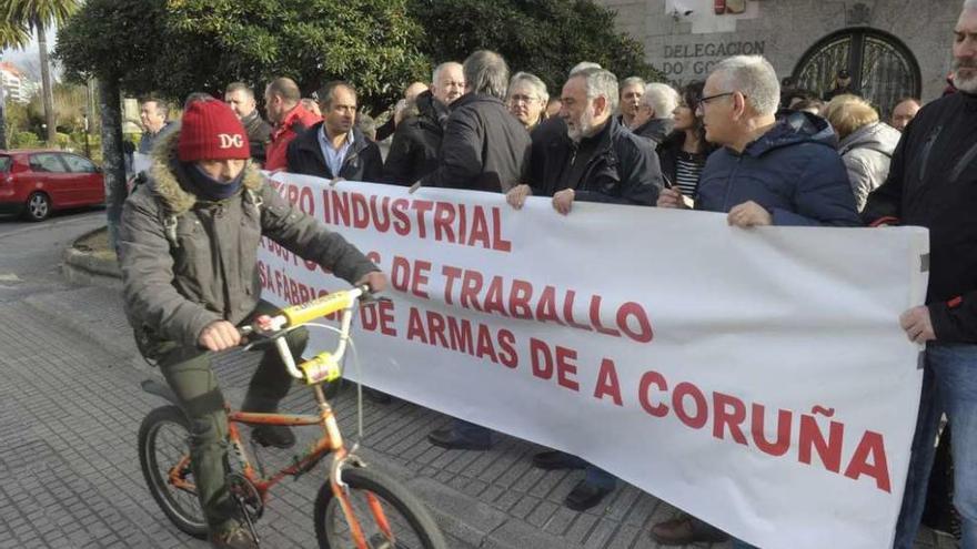 Protesta de los extrabajadores de la fábrica de armas, ayer, ante la Delegación del Gobierno.