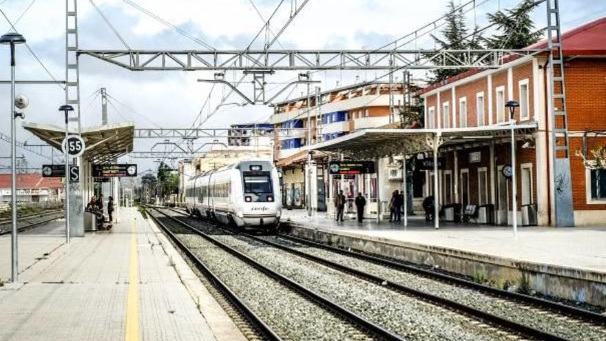 Los trenes de cercanías volverán el próximo mes a recorrer la línea Alicante-Villena todo el día, con una frecuencia de 90 minutos.