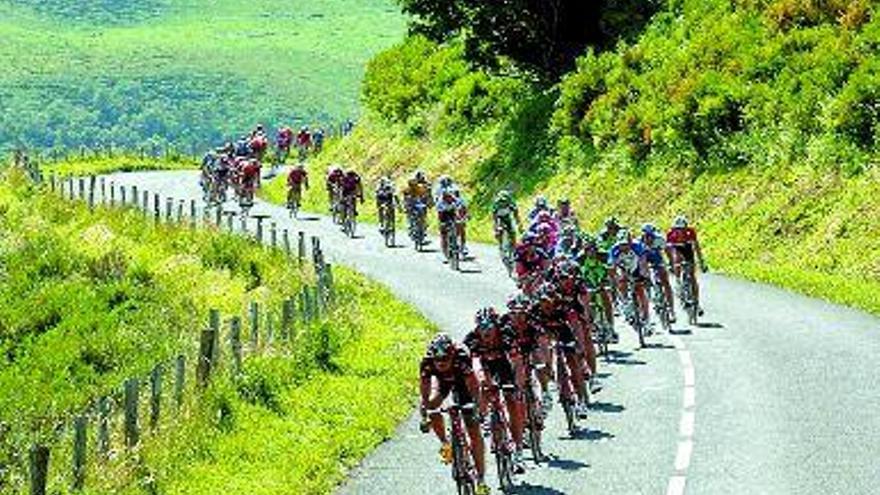 Los ciclistas del Caisse d´Epargne, al frente del pelotón, durante la etapa de ayer. / Manuel Bruque