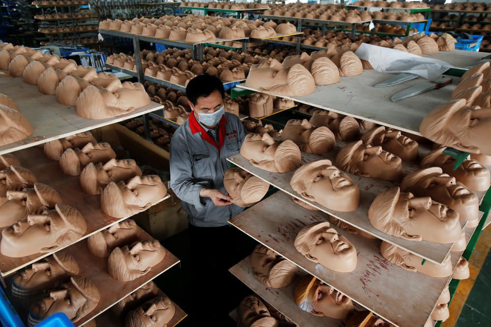 Un trabajador chequea una máscara del candidato republicano a la presidencia de Estados Unidos, Donald Trump en la fábrica de manufacturas de látex Partytime, en Jinhua, China.