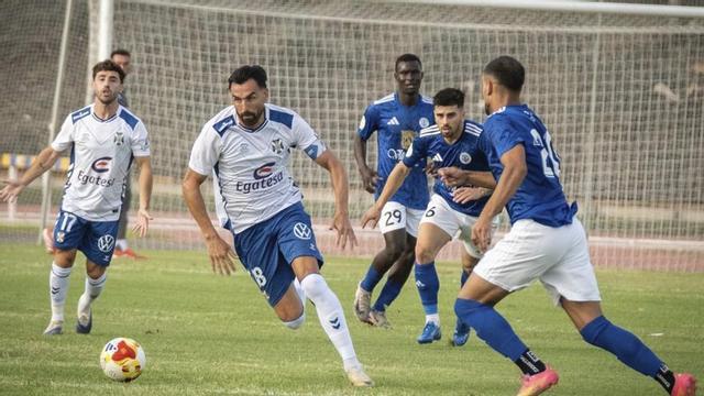Enric Gallego conduce el balón en una jugada del Marino-Tenerife del verano pasado.