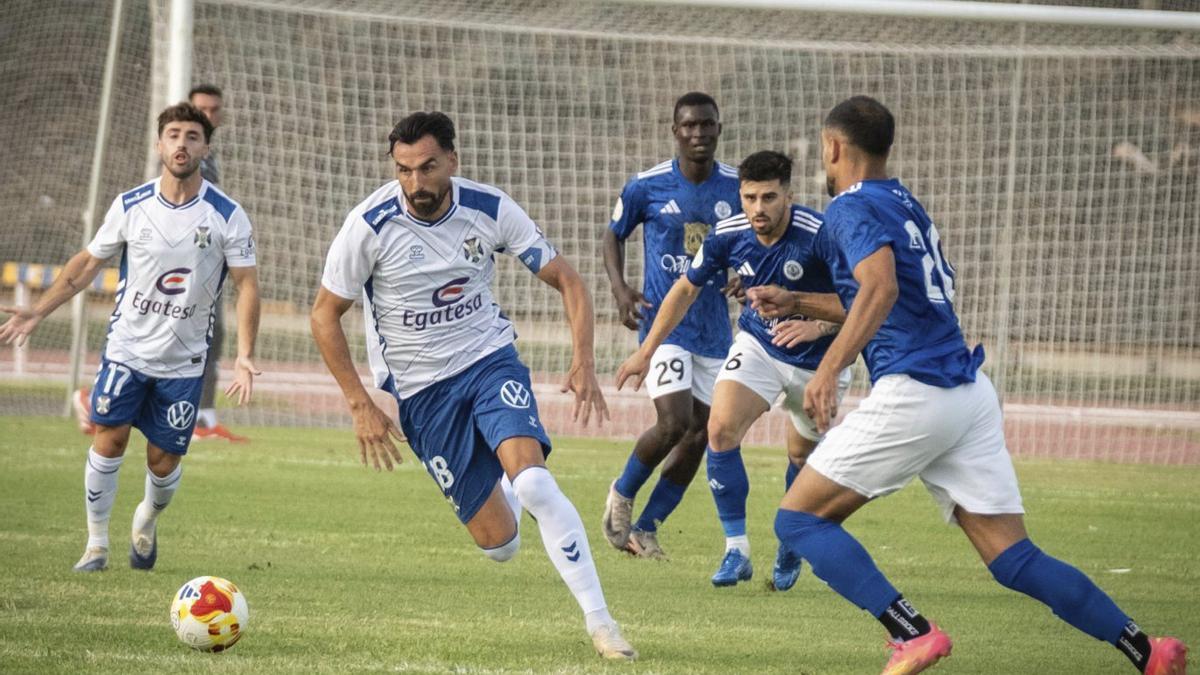 Enric Gallego conduce el balón en una jugada del Marino-Tenerife del verano pasado.