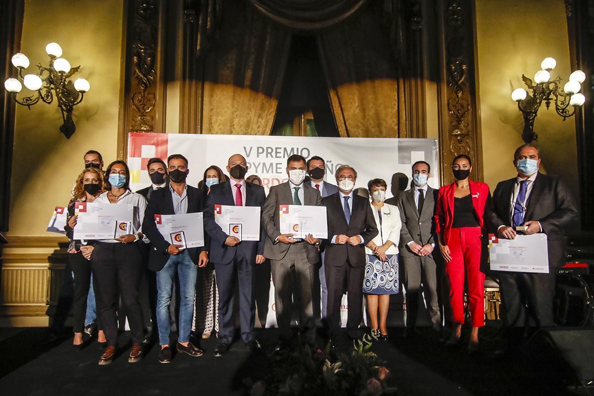 Fotografía de familia de premiados y autoridades