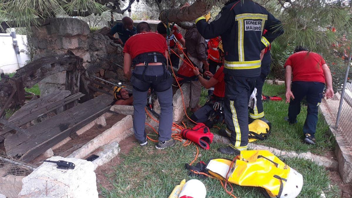 Feuerwehr, Guardia Civil und Polizei befreien einen 85-Jährigen aus einem Brunnen auf Mallorca.