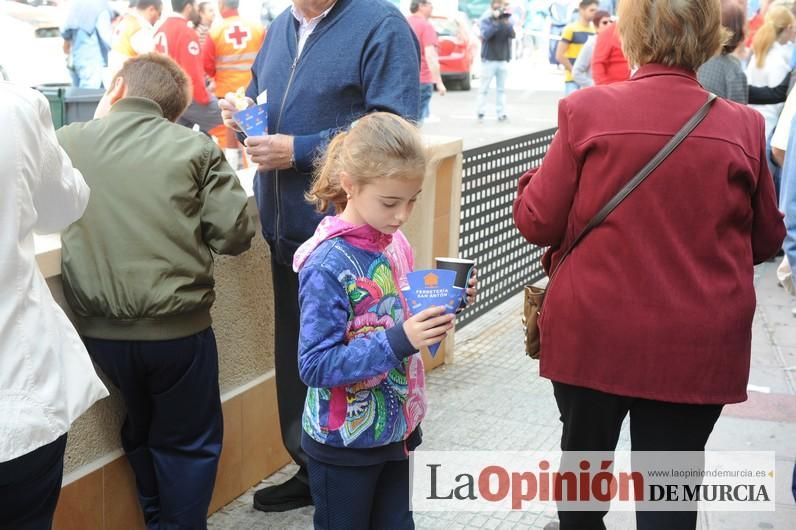 Reparto de buñuelos y chocolate en la ferretería de San Anton