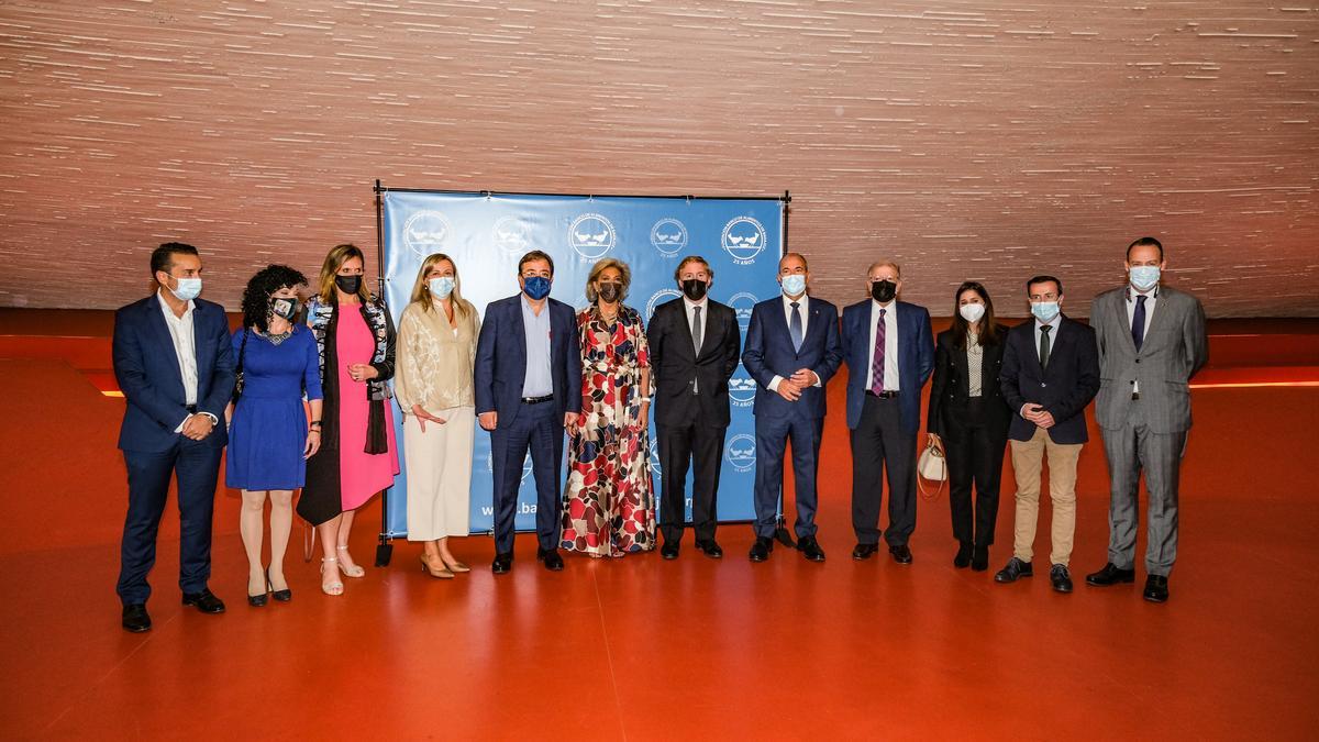 Foto de familia de las autoridades que acudieron al acto del palacio de congresos.