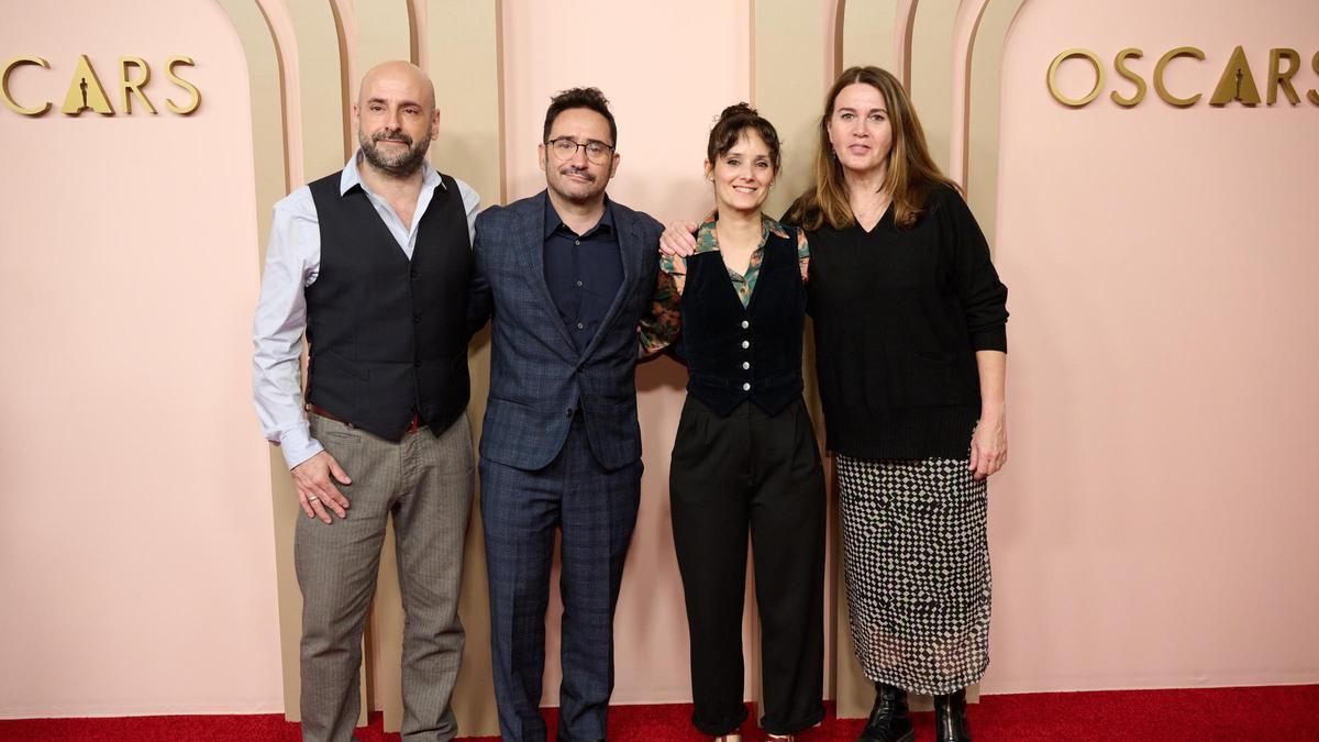 El director de 'La societat de la neu', J. A. Bayona, acompanyat del 'equip de maquillatge i perruqueria del film, encapçalat per Montse Ribé, Ana López-Puigcerver i David Martí,durant el tradicional dinar de nominats de la 96a edició dels Oscars