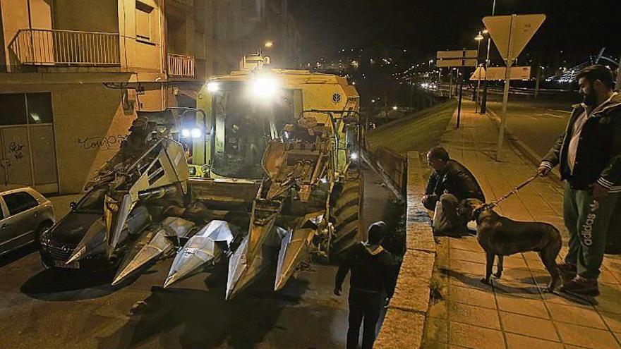 Una cosechadora la lía en la ciudad