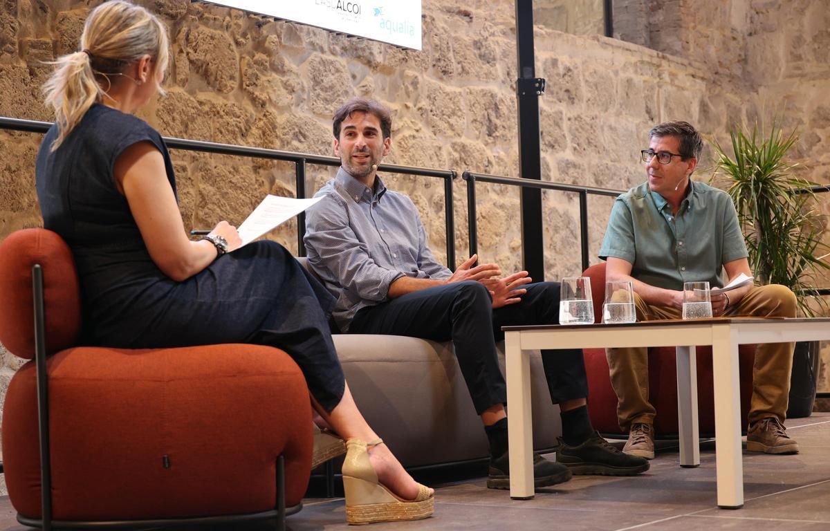 La moderadora Victoria Ferrá con el agente de innovación municipal de Alcoy, Joan Gisbert; y el jefe de Smart City del Ayuntamiento de Alcoy, Pedro J. Ramiro