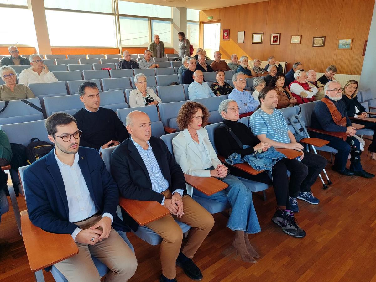 Asistentes á entrega do Premio no salón de plenos.