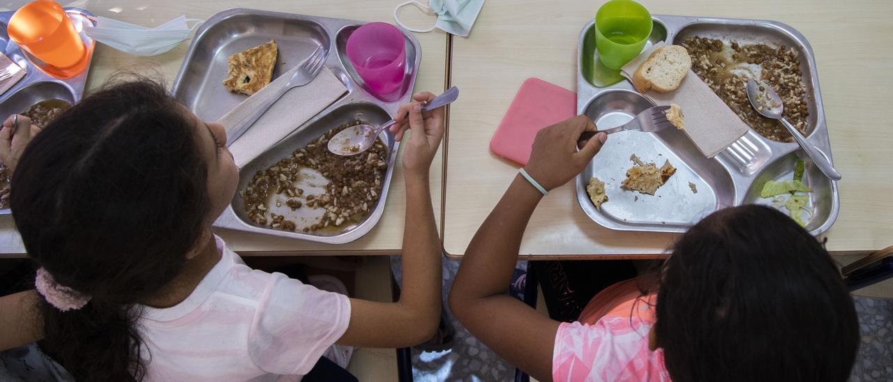 Dos escolares en un centro educativo de València.