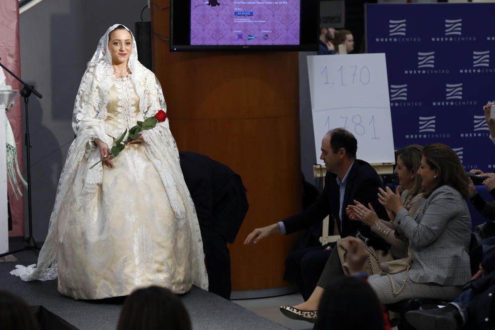 Desfile benéfico de indumentaria valenciana de Albaes en Nuevo Centro