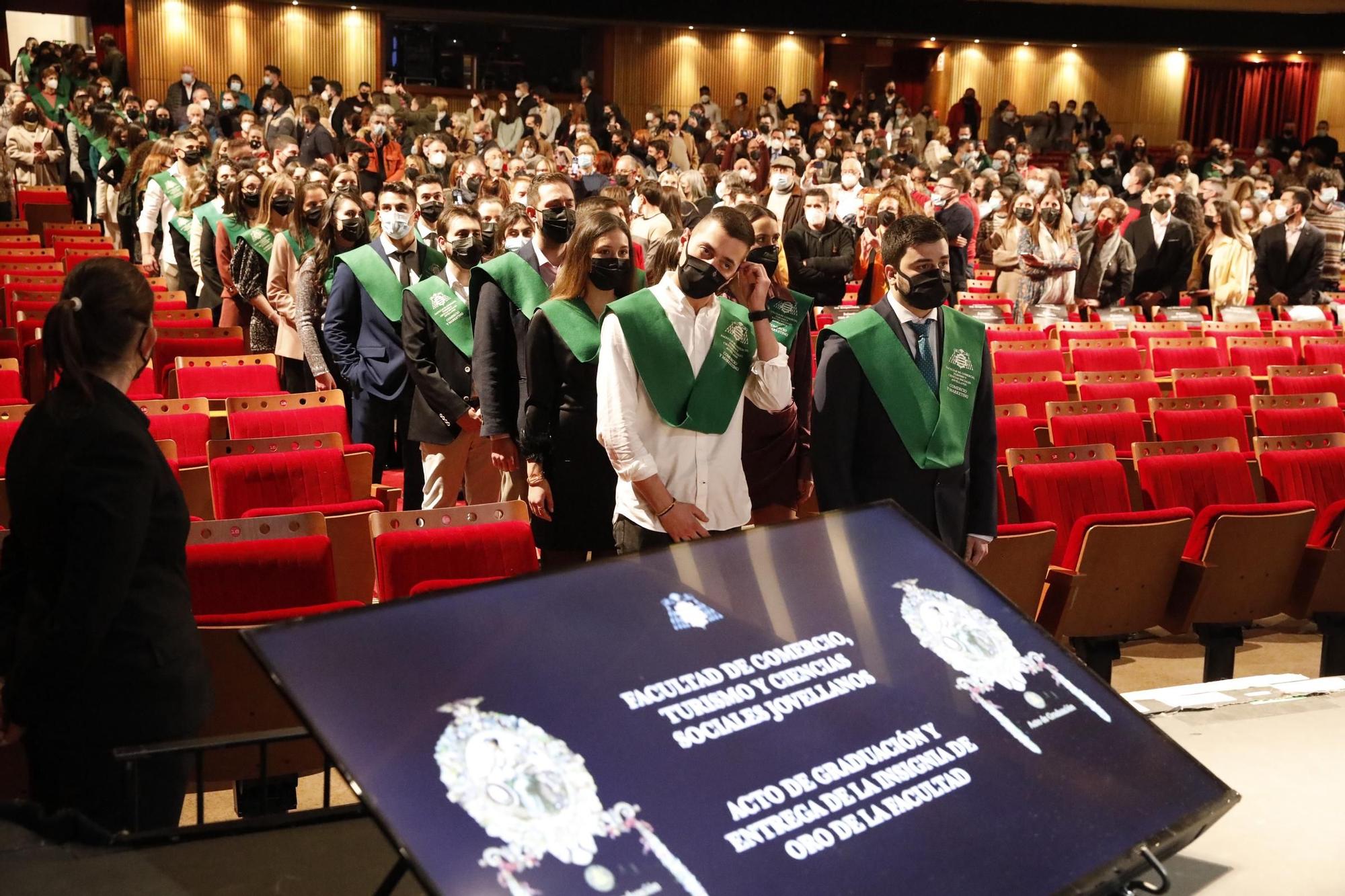 La entrega de diplomas en la Facultad de Comercio de Gijón, en imágenes