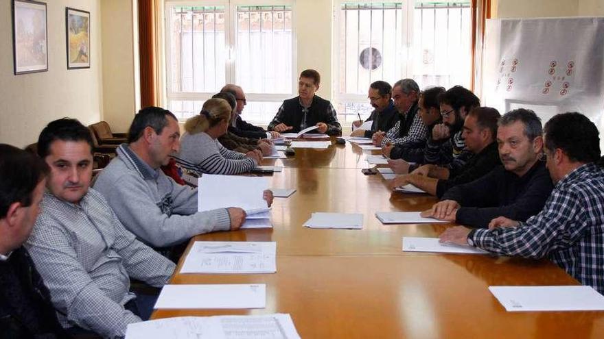 Último pleno de la Cámara Agraria Provincial presidido por Miguel Blanco, donde salió designado José Roales como presidente.