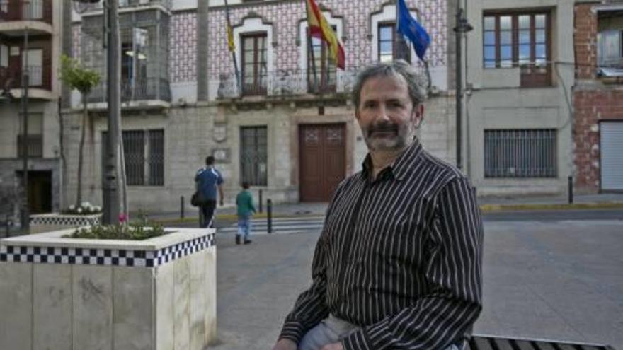 El interventor Fernando Urruticoechea, frente al Ayuntamiento de Crevillent.