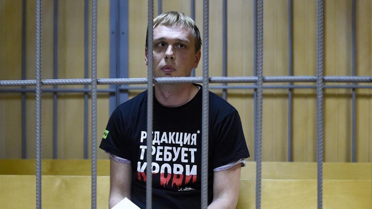 El periodista ruso Iván Golúnov comparece ante un juez de Moscú tras se examinado en el hospital, este sábado.