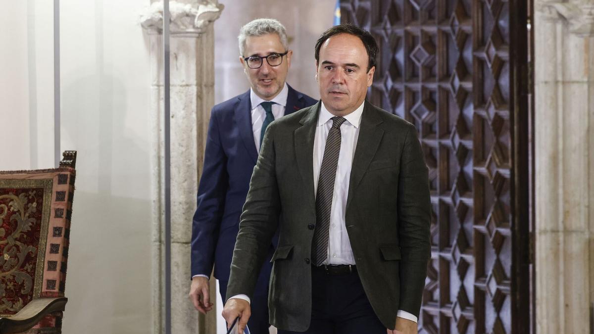 El president Juanfran Pérez Llorca, y el ministro Arcadi España, en el Palau de la Generalitat.
