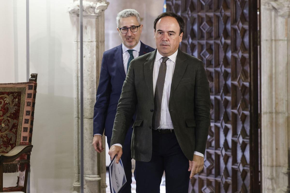 15/06/2026 El presidente de la Generalitat valenciana, Juanfran Pérez Llorca, y el ministro de Hacienda, Arcadi España, durante una reunión, en el Palau de la Generalitat valenciana, a 15 de junio de 2026, en Valencia, Comunidad Valenciana (España). El encuentro tiene lugar a petición del president de la Generalitat para abordar temas como los créditos para la reconstrucción tras la dana, el Fondo de Liquidez Autonómico (FLA) extraordinario o la creación de un fondo de nivelación transitorio. POLITICA Rober Solsona - Europa Press