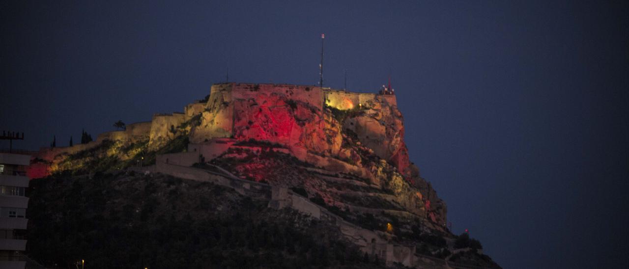 Los colores de la bandera de España vuelven esta noche al Castillo de Santa Bárbara