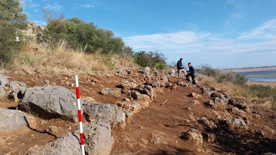 Descubren un poblado del siglo VII a. C. en la Muntanyeta Verda de Pego: los arqueólogos hallan la muralla