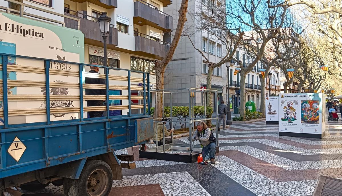 Operarios municipales retiran paneles esta mañana.