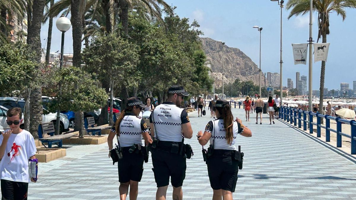 Agentes de la Policía Local en la playa del Postiguet de Alicante