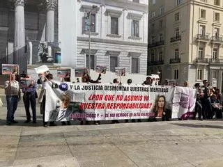 Las víctimas del Alvia se concentran frente al Congreso para exigir una investigación técnica e independiente