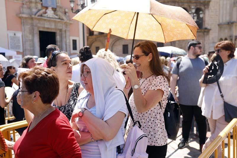 Besamanos en la Plaza de la Virgen