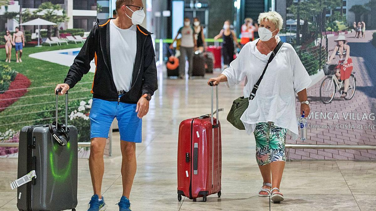 Una pareja de turistas suecos tras llegar al aeropuerto en un vuelo de Escandinavia