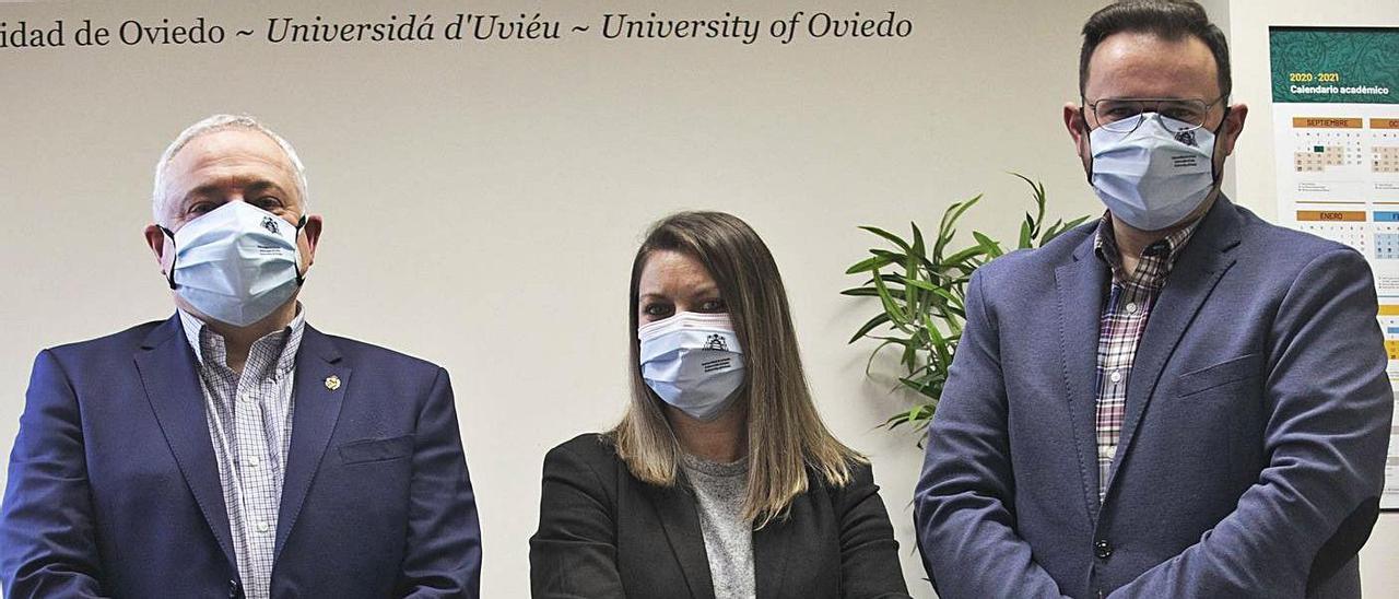 Vanessa Argüelles, flanqueada por los profesores Emilio Álvarez y Alejandro Rodríguez, en la Facultad de Formación del Profesorado y Educación de la Universidad de Oviedo. | Miki López