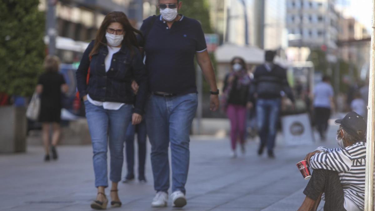 Una persona pide dinero en una céntrica avenida de Alicante.