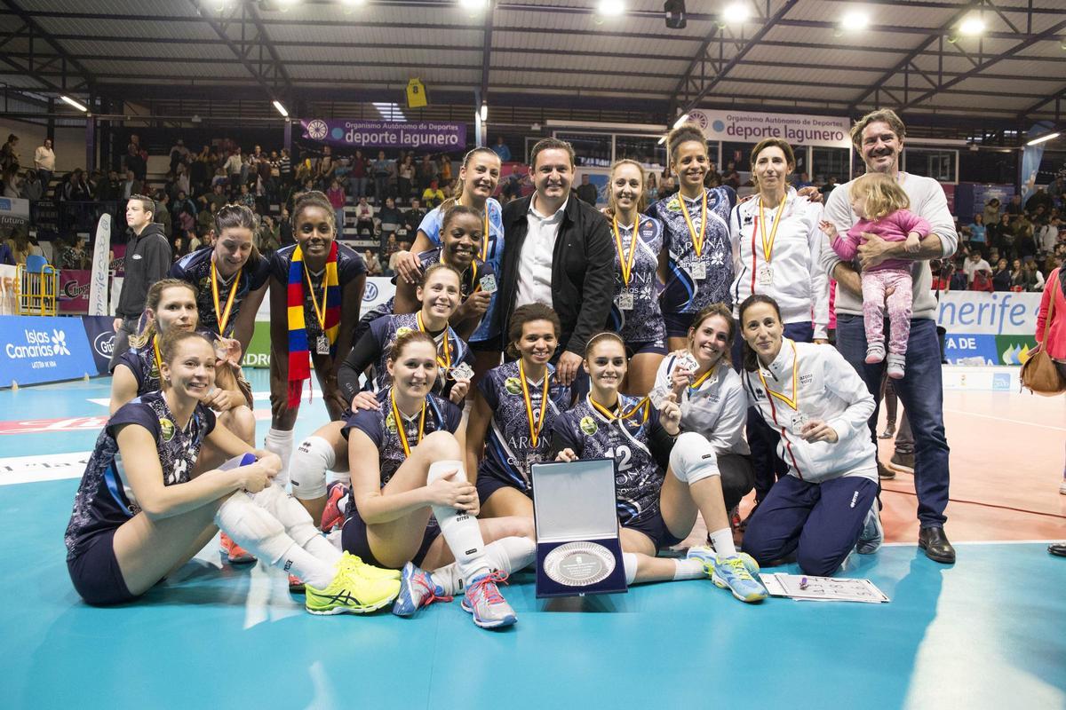 Jugadoras y técnicos del Arona Tenerife Sur, tras el subcampeonato de la Copa de la Reina de 2018