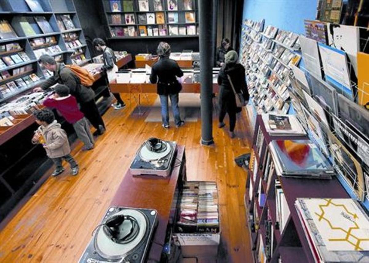 Una imatge de l’interior de la botiga de discos del carrer de Valldonzella, ahir. Una imatge de l’interior de la botiga de discos del carrer de Valldonzella, ahir.