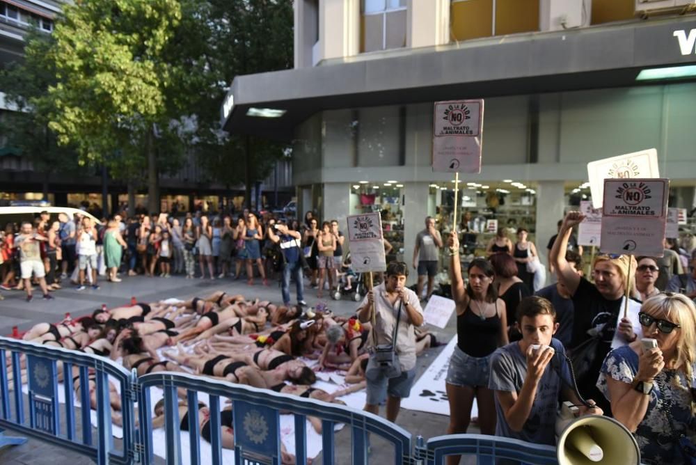 Performance contra el pregón de la Feria Taurina