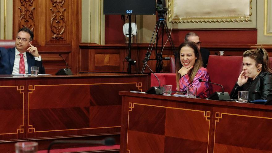 &quot;Flaco favor se le hace a las mujeres con este discurso&quot;: el tenso momento entre el PSOE y el PP en el pleno del ayuntamiento de Santa Cruz