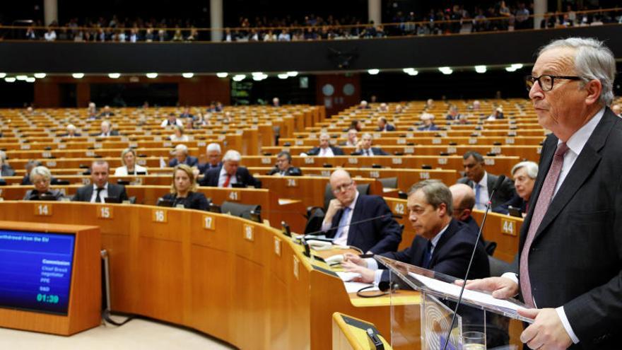 Juncker avisa a May que Bruselas no renegociará el acuerdo del Brexit