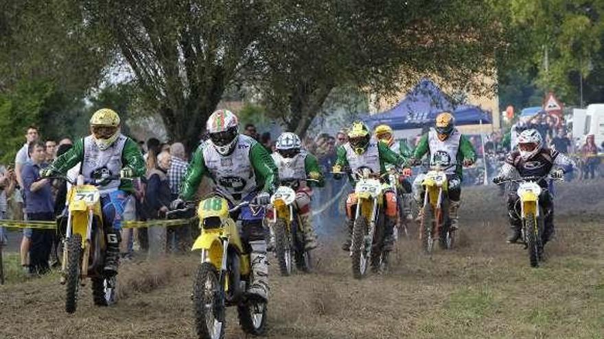 Pilotos del Moto Club Puch al frente de una carrera.