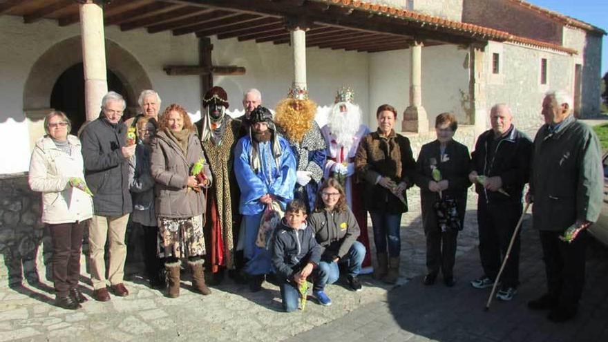 Los Reyes Magos, ayer, junto a varios vecinos de Cue a la salida de misa.