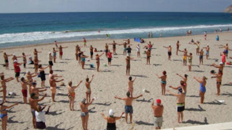 Gimnasia de buena mañana en la playa Mil Palmeras