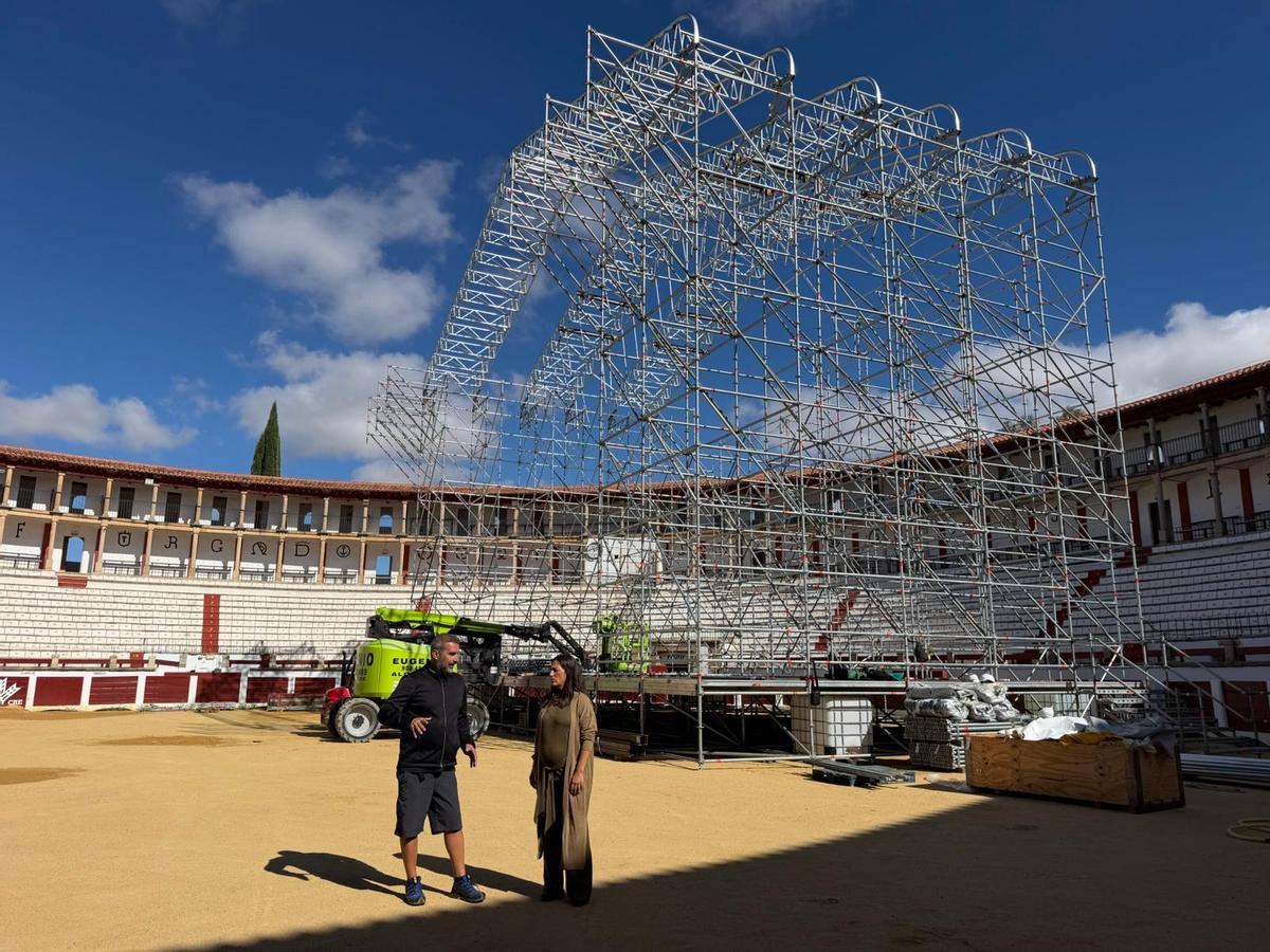 Soledad carrasco visita el escenario en la plaza de toros.