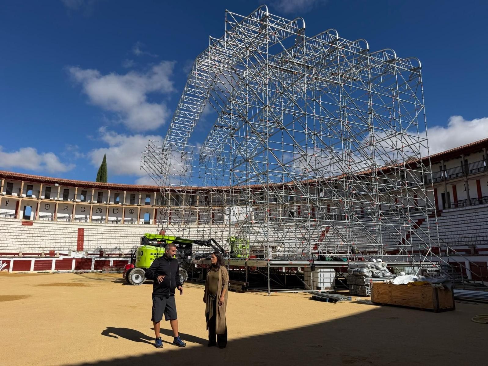 Soledad Carrasco visita el escenario en la Plaza de Toros.