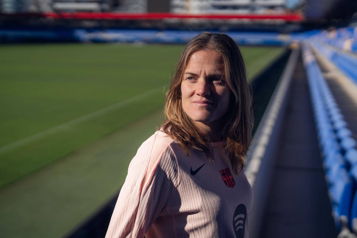 Barcelona, 18/11/2025. DEPORTES. Retratos de Irene Paredes, futbolista del FC Barcelona, durante una sesión fotográfica en las gradas del estadio Johan Cruyff, con motivo de una entrevista. Foto: Zowy Voeten / El Periódico.